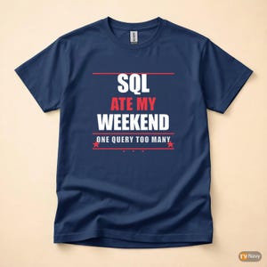 Może przedstawiać: Granatowa koszulka z napisem "SQL ATE MY WEEKEND" w kolorze białym i czerwonym. Poniżej napis "ONE QUERY TOO MANY". Koszulka ma okrągły dekolt.
