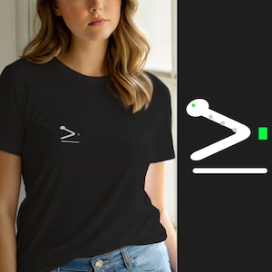 Pode incluir: Uma t-shirt preta de manga curta com um pequeno gráfico branco no peito esquerdo. O gráfico retrata uma forma branca estilizada semelhante a uma cobra com um ponto verde para o olho, um quadrado verde à direita e uma linha horizontal.