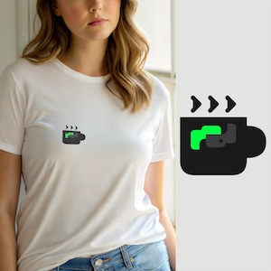 Peut inclure: Un t-shirt blanc à manches courtes avec un petit motif sur la poitrine. Le motif représente la silhouette d'une tasse à café noire contenant une forme abstraite vert vif et gris foncé, surmontée de trois chevrons noirs symbolisant la vapeur.