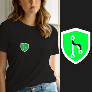 Könnte beinhalten: Ein schwarzes T-Shirt mit kurzen Ärmeln und einem kleinen gestickten Logo auf der linken Brust. Das Logo besteht aus einem leuchtend grünen Schild mit weißem Rand, das in der Mitte ein schwarz-weißes Git-Verzweigungsdiagramm zeigt.