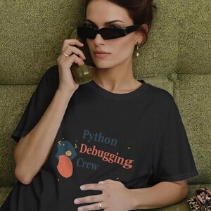 Camiseta da Equipe de Depuração Python / Camiseta para Desenvolvedores Python / Camiseta para Programadores Python / Presente para Pythonistas / Camiseta para Programadores Python imagem 2