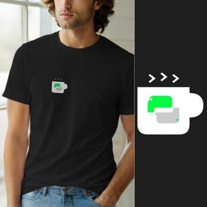 Pode incluir: Uma t-shirt preta de manga curta com um pequeno gráfico no lado esquerdo do peito. O gráfico mostra a silhueta de uma caneca de café branca contendo um ícone de balão de fala verde brilhante e cinza claro, com três setas brancas acima.