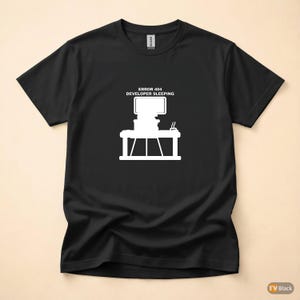 Fehler 404 – Entwickler schläft / HTTP-Fehler-Shirt / 404-Programmierer-T-Shirt / Geschenk für Webentwickler / Lustiges Fehlercode-Shirt Bild 4