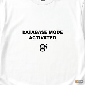 Modo base de datos activado / Camiseta para desarrollador SQL / Camiseta para programador de bases de datos / Regalo para ingeniero de datos / Ropa con humor SQL imagen 2