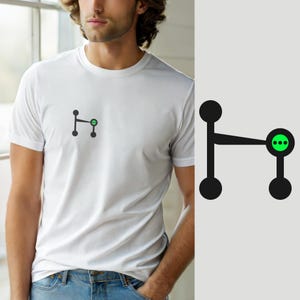 Peut inclure: Un t-shirt blanc à manches courtes avec un motif sur la poitrine gauche. Le graphisme se compose d'une ligne verticale noire avec des cercles aux extrémités, reliée à un cercle noir plus petit sur la droite contenant un cercle vert vif à trois points.