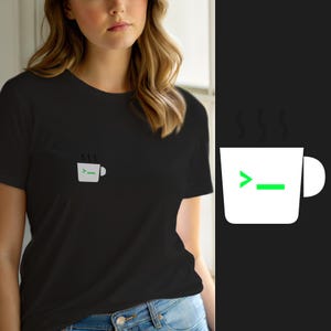 Könnte beinhalten: Ein schwarzes Kurzarm-T-Shirt mit einer kleinen weißen Kaffeetassen-Grafik auf der linken Brust. Das Tassendesign enthält ein grünes Befehlszeilen-Symbol und einen blinkenden Cursor, mit drei kleinen schwarzen Dampflinien über der Tasse.