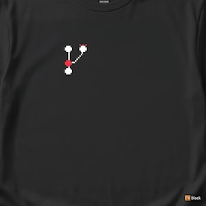 Op de afbeelding: Zwart t-shirt met een gepixelde grafische vormgeving in wit en rood. Het ontwerp heeft een gestileerde, abstracte vorm. Het shirt is gemaakt van zwaar katoen.