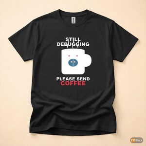 Todavía depurando / Camiseta para desarrolladores / Humor de programadores cafeteros / Regalo para programadores imagen 3