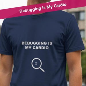 Könnte beinhalten: Marineblaues T-Shirt mit dem weißen Text "Debugging is My Cardio" und einem Lupensymbol. Ein pinkfarbenes Banner oben zeigt "Debugging is My Cardio". Ein lässiges Kleidungsstück für den Alltag.