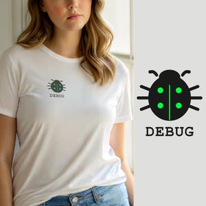 Op de afbeelding: Een wit T-shirt met korte mouwen en een kleine afbeelding op de borst. De afbeelding toont een zwart kevericoon met vier felgroene stippen en een verticale groene lijn in het midden, met daaronder het woord DEBUG in het zwart gedrukt.
