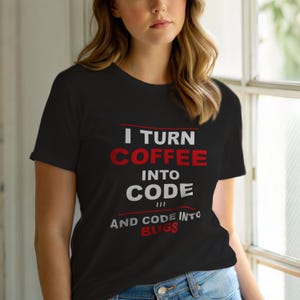 Könnte beinhalten: Schwarzes T-Shirt mit dem Text "I TURN COFFEE INTO CODE AND CODE INTO BUGS" in weißer und roter Schrift. Das Shirt hat kurze Ärmel und einen Rundhalsausschnitt.