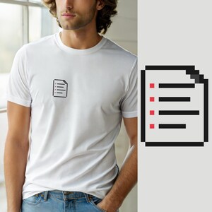 Może przedstawiać: Biały t-shirt z krótkim rękawem z małą grafiką w stylu pixel art na klatce piersiowej. Grafika przedstawia jasnoszarą ikonę dokumentu z zagiętym prawym górnym rogiem, czterema czarnymi poziomymi liniami i czterema małymi czerwonymi kwadratowymi punktami.