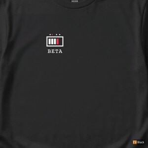 Siempre en versión beta / Camiseta para desarrolladores / Programador / Camiseta retro con icono pequeño