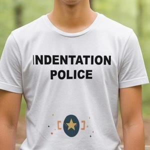 Op de afbeelding: Wit t-shirt met de tekst "INDENTATION POLICE" in zwart over de borst. Onder de tekst staat een badge-ontwerp met een gouden ster en blauwe en rode accenten. Het shirt heeft korte mouwen.
