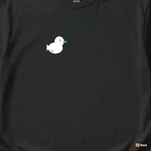 Op de afbeelding: Zwart T-shirt met een witte eend grafische afbeelding en groene details. Het eendenontwerp is minimalistisch en gecentreerd. Het shirt is gemaakt van zwaar katoen.