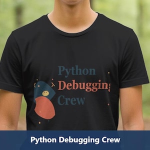 Op de afbeelding: Zwart T-shirt met ronde hals met de tekst "Python Debugging Crew" in blauw en oranje. Het shirt heeft een afbeelding van abstracte vormen in blauw, oranje en rood. De achtergrond is een vage bosscène.