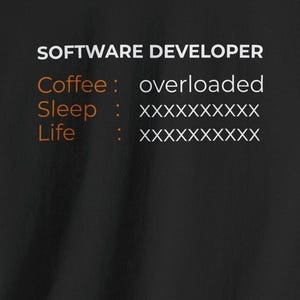 Op de afbeelding: Zwart t-shirt met witte en oranje tekst. De tekst luidt "SOFTWARE DEVELOPER" bovenaan, gevolgd door "Coffee: overloaded", "Sleep: XXXXXXXXXX" en "Life: XXXXXXXXXX". Het shirt heeft korte mouwen en een ronde hals.