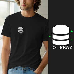 Może przedstawiać: Czarny t-shirt z krótkim rękawem z białą grafiką przedstawiającą ikonę stosu cylindrycznej bazy danych na lewej piersi. Pod ikoną znajduje się napis > PRAY białą czcionką o stałej szerokości. Widoczne są małe zielone romby.