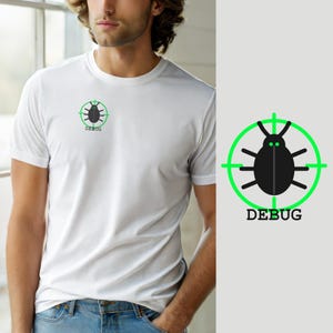 Op de afbeelding: Een wit T-shirt met korte mouwen en een afbeelding op de linkerborst. De afbeelding toont een zwart insect-icoon in het midden van een felgroen vizier, met daaronder het woord DEBUG in zwarte hoofdletters gedrukt.