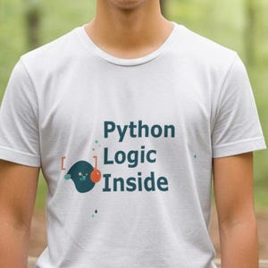Op de afbeelding: Wit T-shirt met de tekst "Python Logic Inside" in teal en een afbeelding van een computerachtig icoon met een oranje cirkel. Het shirt heeft korte mouwen en een ronde hals.