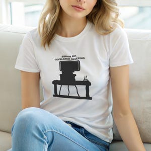 Fehler 404 – Entwickler schläft / HTTP-Fehler-Shirt / 404-Programmierer-T-Shirt / Geschenk für Webentwickler / Lustiges Fehlercode-Shirt Bild 3