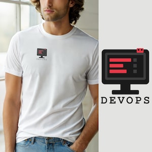Pode incluir: Uma t-shirt branca de manga curta com um pequeno gráfico no peito esquerdo. O gráfico mostra um ícone de monitor de computador preto com barras horizontais vermelhas e o texto DEVOPS impresso em letras maiúsculas pretas abaixo.