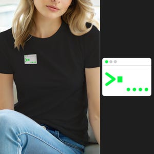 Può includere: Una t-shirt nera con una piccola grafica rettangolare bianca sul petto. La grafica raffigura una finestra di terminale del computer con un simbolo di prompt dei comandi verde, un cursore quadrato e quattro punti verdi disposti in linea.