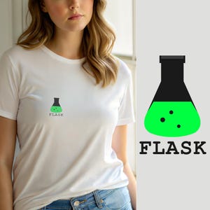 Peut inclure: Un t-shirt blanc à manches courtes avec un petit motif sur la poitrine. Le motif représente une fiole de laboratoire noire remplie d'un liquide vert vif contenant trois bulles noires, avec le mot FLASK écrit en lettres capitales noires.
