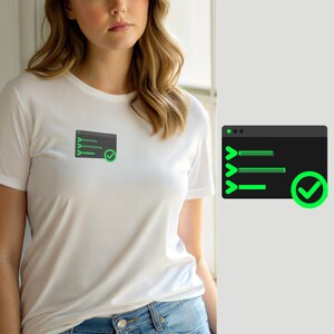 Könnte beinhalten: Ein weißes kurzärmeliges T-Shirt mit einer kleinen Grafik auf der Brust. Die Grafik zeigt ein dunkelgraues rechteckiges Fenster mit drei horizontalen grünen Linien und einem grünen Kreis mit einem weißen Häkchen in der unteren rechten Ecke.