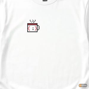 Op de afbeelding: Wit T-shirt met een gepixeld koffiekopje. De beker is rood en zwart, met stoom die opstijgt. Het ontwerp is gecentreerd op de borst van het shirt.
