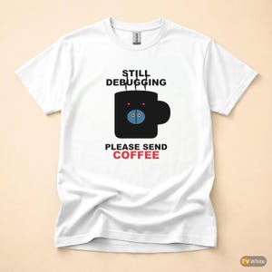 Todavía depurando / Camiseta para desarrolladores / Humor de programadores cafeteros / Regalo para programadores imagen 7