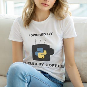 Camiseta "Powered By Python" / Camiseta para Desenvolvedor/Programador / Camiseta com Humor sobre Café e Programação imagem 6