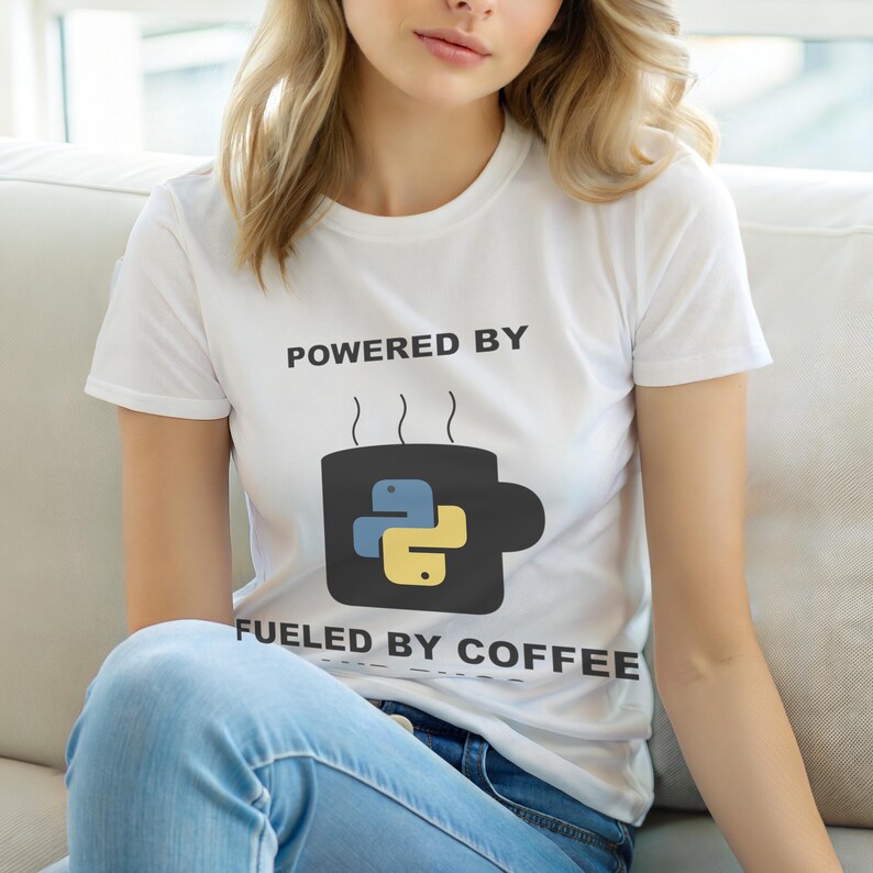 Camiseta "Powered By Python" / Camiseta para Desenvolvedor/Programador / Camiseta com Humor sobre Café e Programação imagem 6