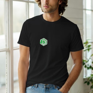 Könnte beinhalten: Schwarzes T-Shirt mit Rundhalsausschnitt und kleinem grün-weißem sechseckigem Logo auf der Brust. Das Logo zeigt die Buchstaben "JS" in Grün. Das Shirt ist aus weichem Material.
