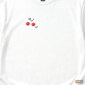 Puede incluir: Camiseta blanca con un diseño de cerezas pixeladas. Las cerezas son rojas con tallos verdes y detalles negros. La camiseta está hecha de un material de algodón grueso.