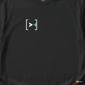 Puede incluir: Camiseta negra con un diseño de corchetes blancos, un punto verde y un símbolo de mayor que blanco. La camiseta es de algodón grueso, con un diseño minimalista.