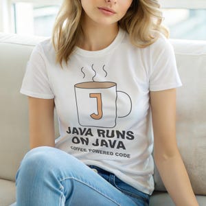 Java läuft auf Java / Programmierer / Entwickler / Kaffeehumor-T-Shirt Bild 6