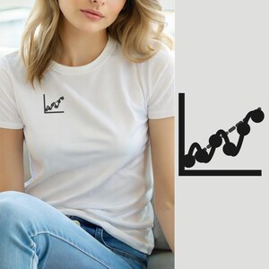 Puede incluir: Una camiseta blanca de manga corta con un pequeño gráfico negro en el pecho izquierdo. El gráfico muestra un diagrama de líneas con una tendencia ascendente, representado por una serie de círculos negros conectados y una línea discontinua.