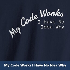 Op de afbeelding: Marineblauwe t-shirt met de witte tekst "My Code Works I Have No Idea Why". De t-shirt heeft een ronde hals.