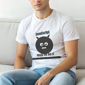 Könnte beinhalten: Weißes T-Shirt mit einer schwarzen Cartoon-Gesichtsgrafik mit dem Text "JavaScript" und "MADE ME DO IT". Das Shirt hat kurze Ärmel.