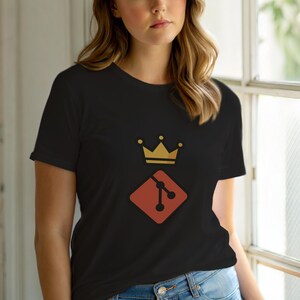 Op de afbeelding: Zwart T-shirt met een gouden kroon en een rode ruit met een grafisch ontwerp. Het shirt is gemaakt van een zacht materiaal en is geschikt voor vrijetijdskleding.