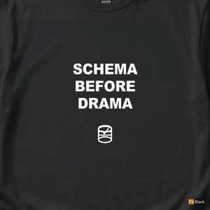 Koszulka „Schemat przed dramatem” / Koszulka programisty SQL / Koszulka programisty baz danych / Prezent dla inżyniera danych / Odzież z humorem SQL