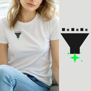 Puede incluir: Una camiseta blanca de manga corta con un pequeño gráfico en el pecho izquierdo. El gráfico consiste en una forma de embudo negra con cinco pequeños cuadrados negros encima y un icono de estrella de cuatro puntas verde brillante debajo.