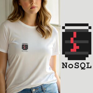 Könnte beinhalten: Ein weißes Kurzarm-T-Shirt mit einer kleinen Pixel-Art-Grafik auf der linken Brust. Die Grafik zeigt einen dunkelgrauen zylindrischen Behälter mit einer roten, verpixelten vertikalen Linie und dem Text NoSQL in Schwarz darunter.