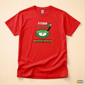 Op de afbeelding: Rood t-shirt met een cartoon slangenontwerp. De tekst op het shirt luidt "PYTHON POWERED" en "INDENTATION CONTROLLED". De slang is groen met een bliksemschicht en een zwarte nek. Het shirt is gemaakt van zacht materiaal.