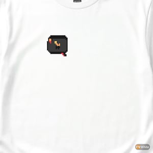 Op de afbeelding: Wit shirt met lange mouwen en een gepixeleerde zwarte afbeelding op de voorkant. De afbeelding is een tekstballon met een kleine, gestileerde afbeelding erin. Het shirt is gemaakt van zwaar katoen.