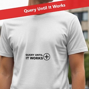 Może przedstawiać: Biała koszulka z czarnym napisem "QUERY UNTIL IT WORKS" i symbolem tarczy. Koszulka jest z krótkim rękawem i wydaje się być wykonana z bawełny. Czerwony baner z tym samym tekstem znajduje się nad nią.
