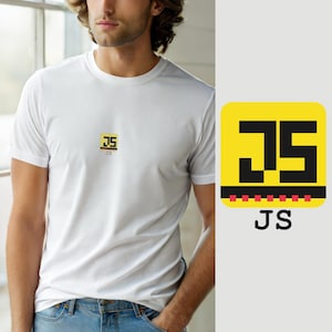 Könnte beinhalten: Ein weißes T-Shirt mit kurzen Ärmeln und einer kleinen, mittig platzierten Grafik auf der Brust. Die Grafik besteht aus einem gelben Quadrat mit abgerundeten Ecken, das ein schwarzes, stilisiertes JS-Logo, einen horizontalen schwarzen Balken und eine Reihe kleiner roter Quadrate enthält, mit JS darunter.