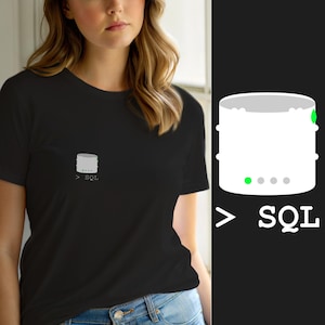 Peut inclure: Un t-shirt noir avec un petit motif sur la poitrine gauche. Le motif représente une icône de base de données cylindrique blanche avec un point vert et trois points gris en dessous, suivi du texte blanc > SQL écrit en police sans empattement.