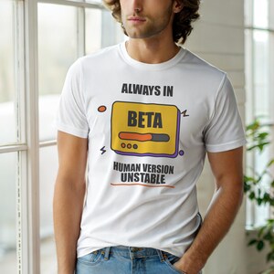 常にベータ版 / 開発者Tシャツ / プログラマーユーモア / コーダーギフト / テックTシャツ